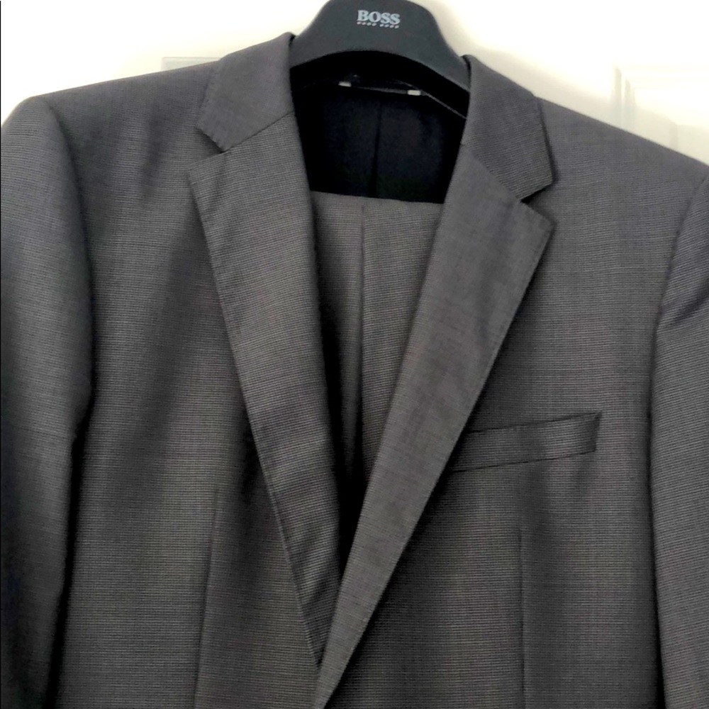 Hugo Boss suit 42R. Grey in grey